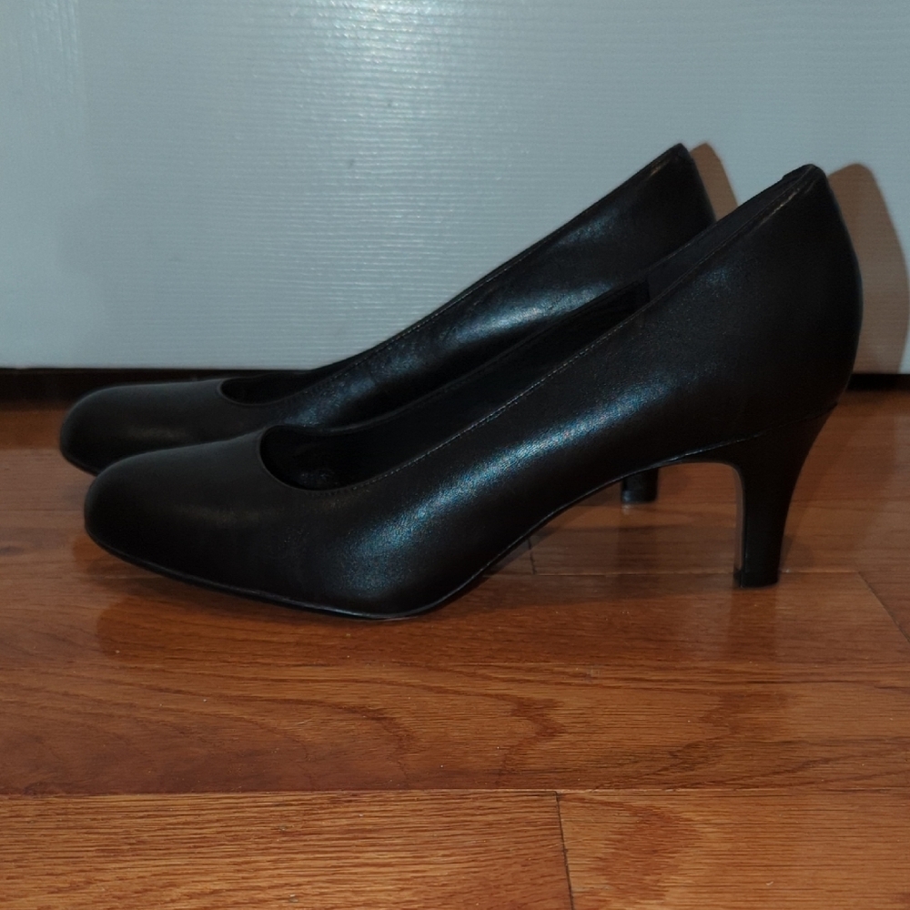 Clarks Minimalist Normcore Size 11 Classic Black Leather Heels Capsule Piece